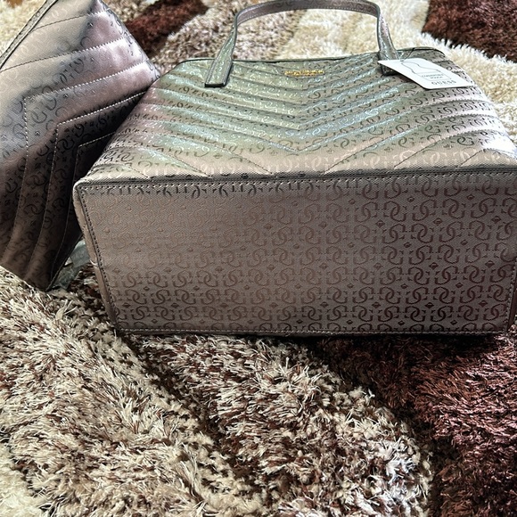 GUESS - Picture 8 of 9